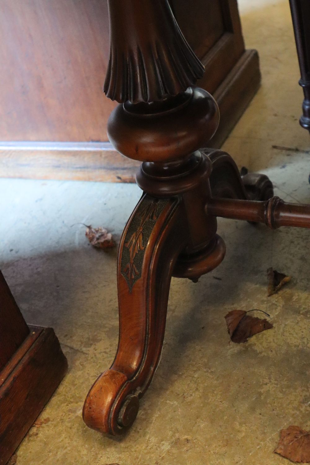 A Victorian burr walnut library table, 121 x 60cm